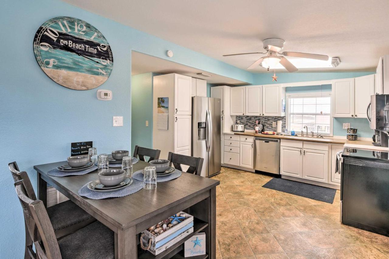 Surfside Beach Gem With Deck - 1 Block To Shore! Freeport Luaran gambar