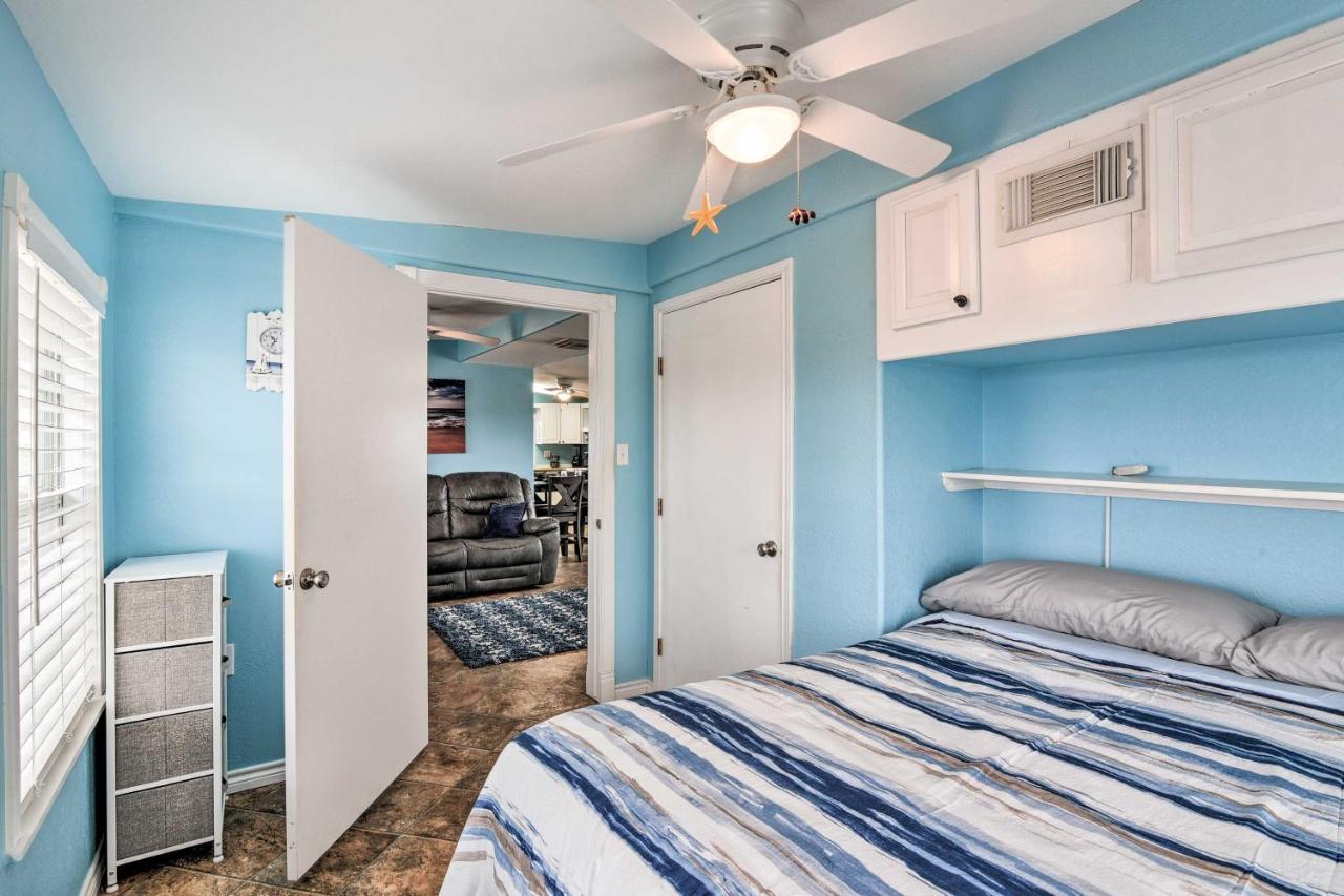 Surfside Beach Gem With Deck - 1 Block To Shore! Freeport Luaran gambar