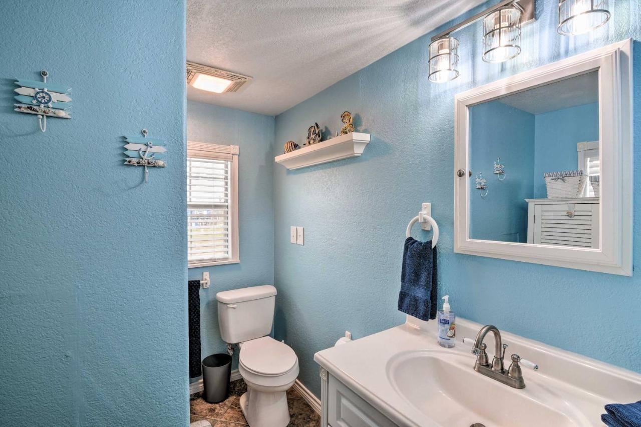 Surfside Beach Gem With Deck - 1 Block To Shore! Freeport Luaran gambar