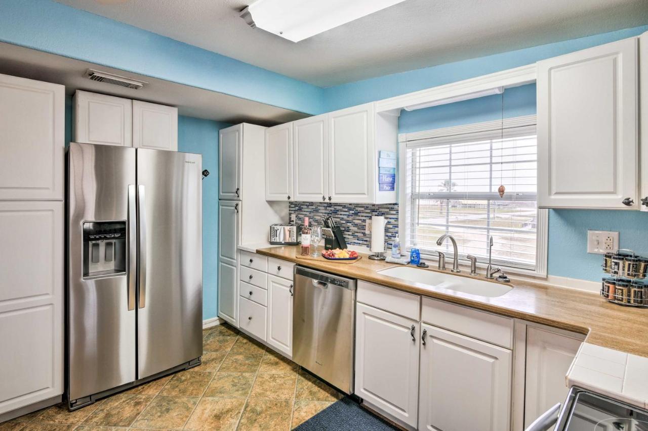 Surfside Beach Gem With Deck - 1 Block To Shore! Freeport Luaran gambar
