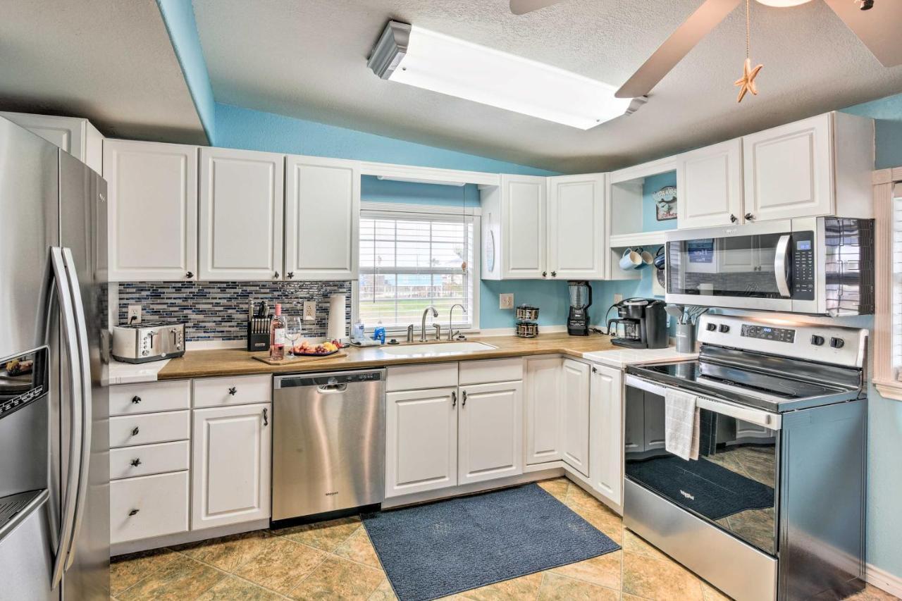 Surfside Beach Gem With Deck - 1 Block To Shore! Freeport Luaran gambar